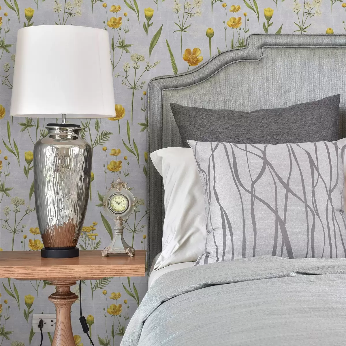 Papel de parede Flores amarelas e folhagens em um fundo cinza claro a00472
