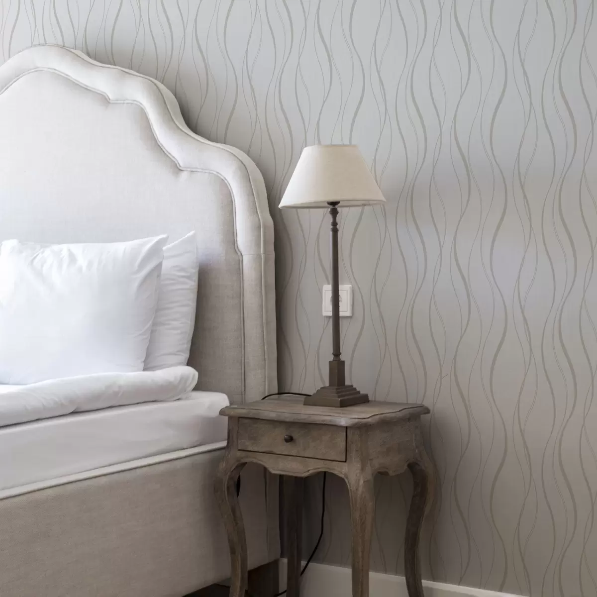 Papel de parede Linhas bege onduladas abstratas em um fundo branco a00480