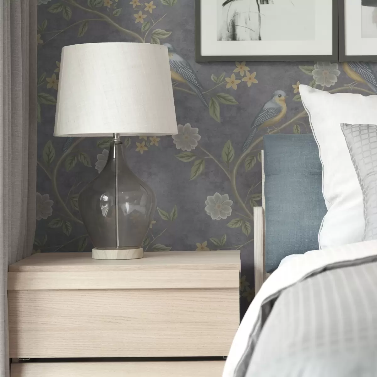 Papel de parede Pássaros em galhos entre flores em um fundo cinza a00483