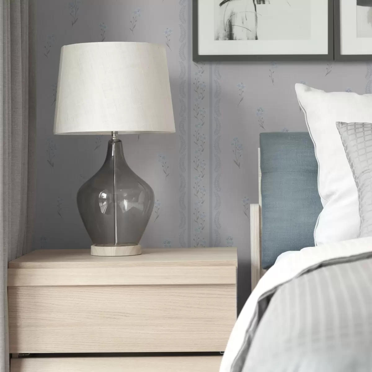 Papel de parede Fundo branco com flores azuis e faixa decorativa a00484v1