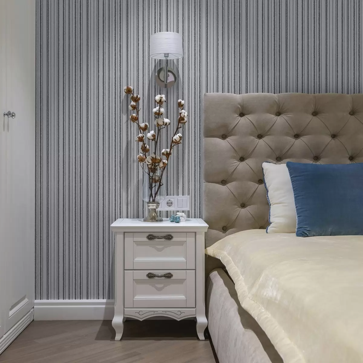 Papel de parede Listras verticais cinza em um fundo branco a00507