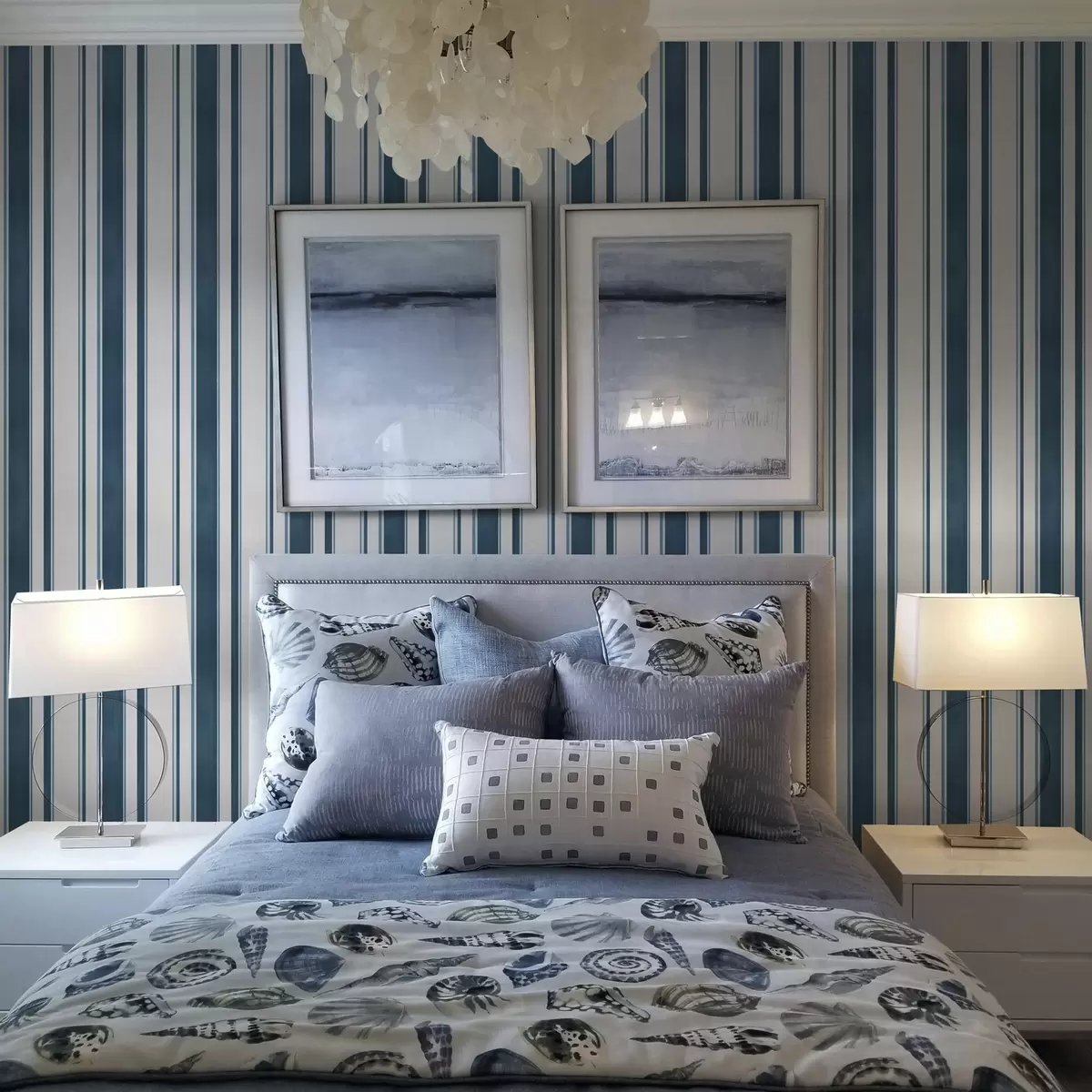 Papel de parede Combinação de listras turquesa em um fundo branco com ritmo a00527