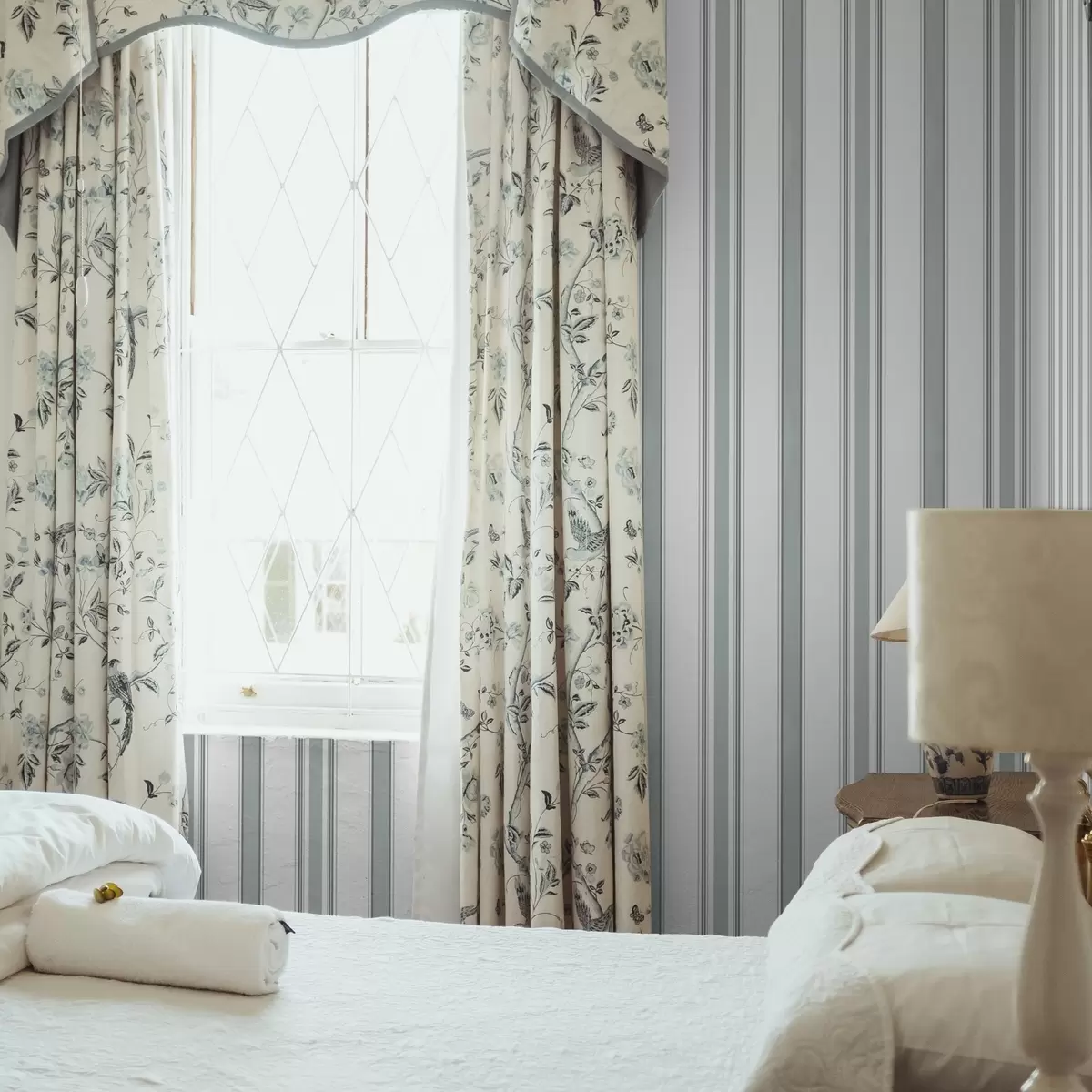 Papel de parede Padrão duplo com listras cinza-azuladas a00554