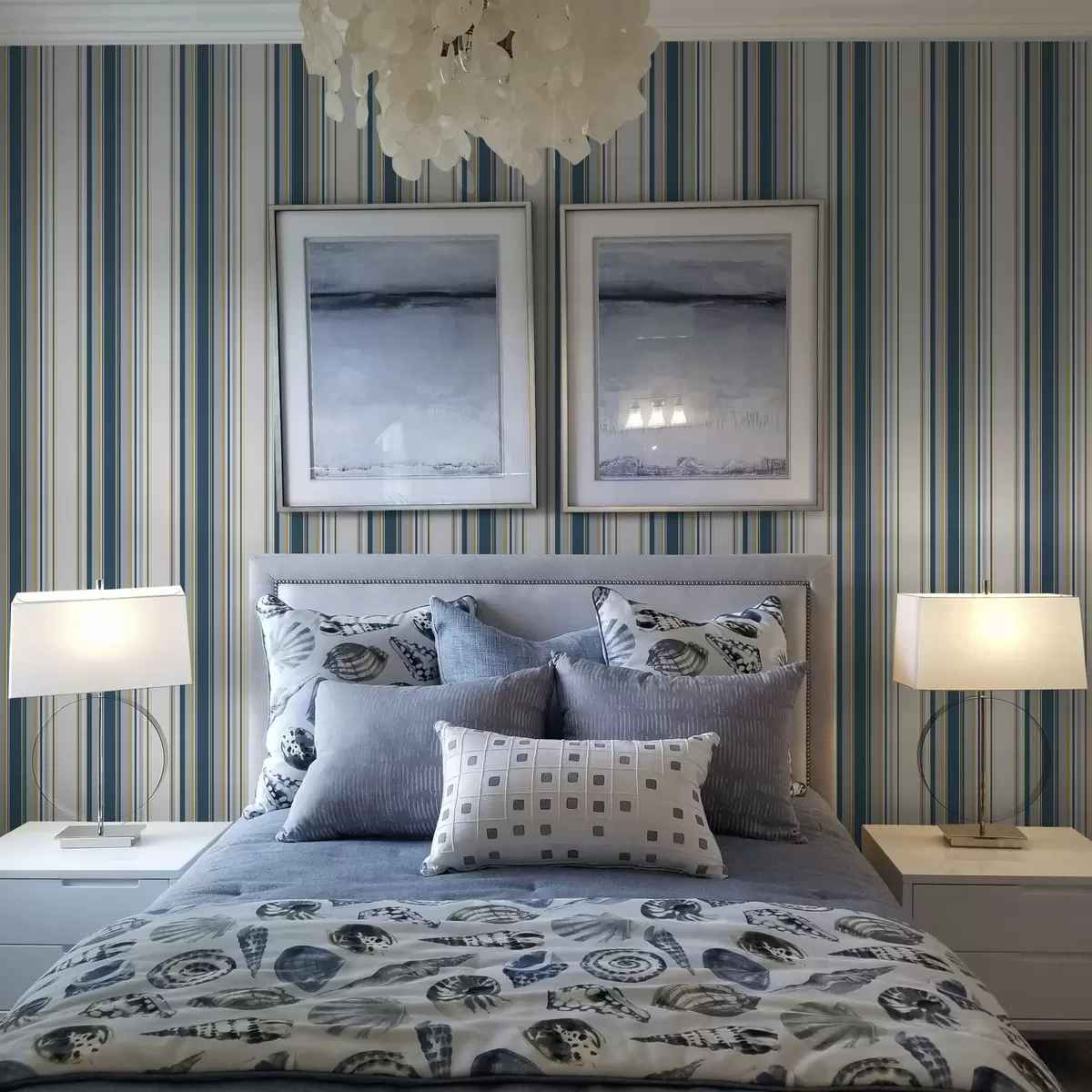 Papel de parede Listras azuis e amarelas contrastantes em um fundo branco a00566