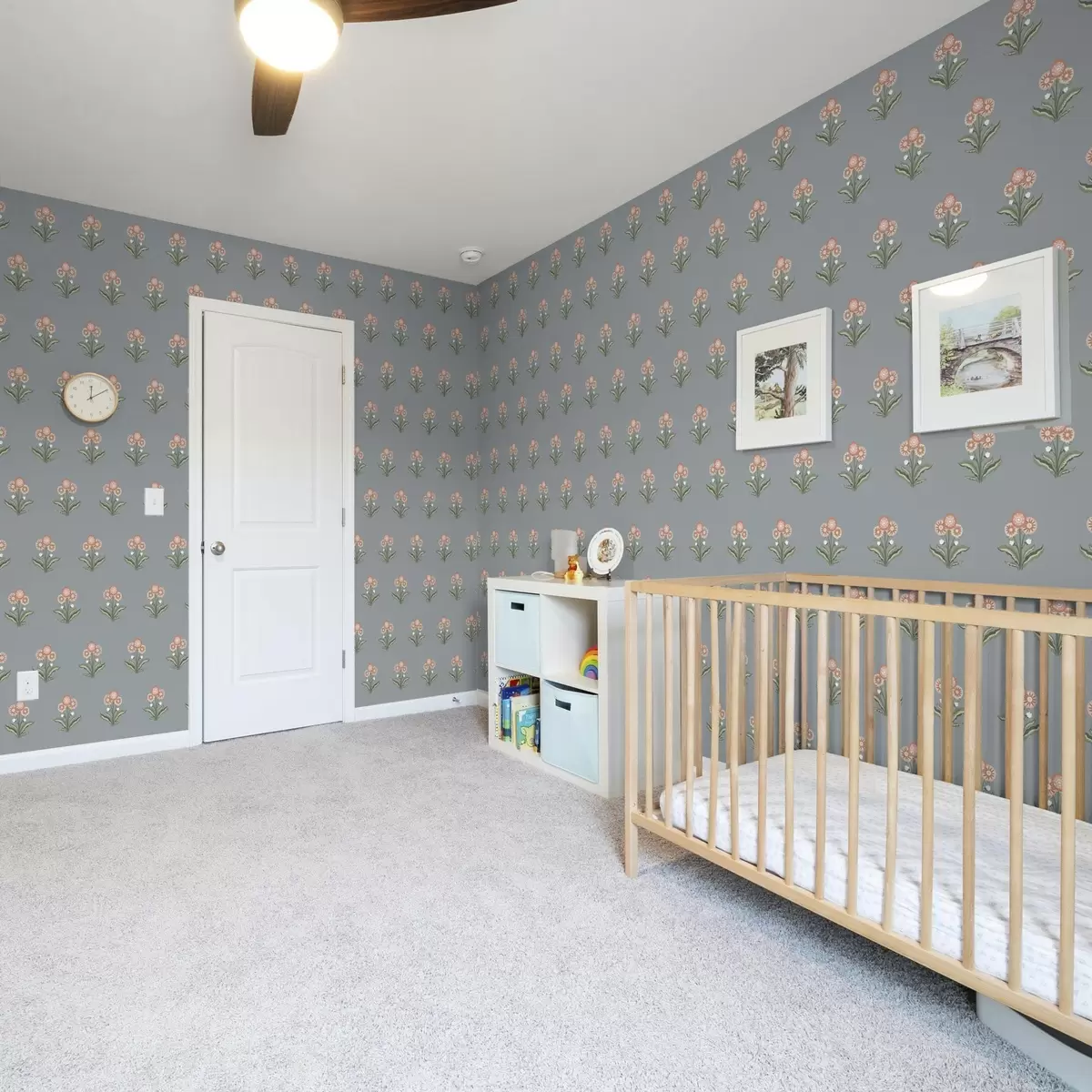 Papel de parede Flores estilizadas sobre fundo cinza-azulado, paleta de cores quentes a00494