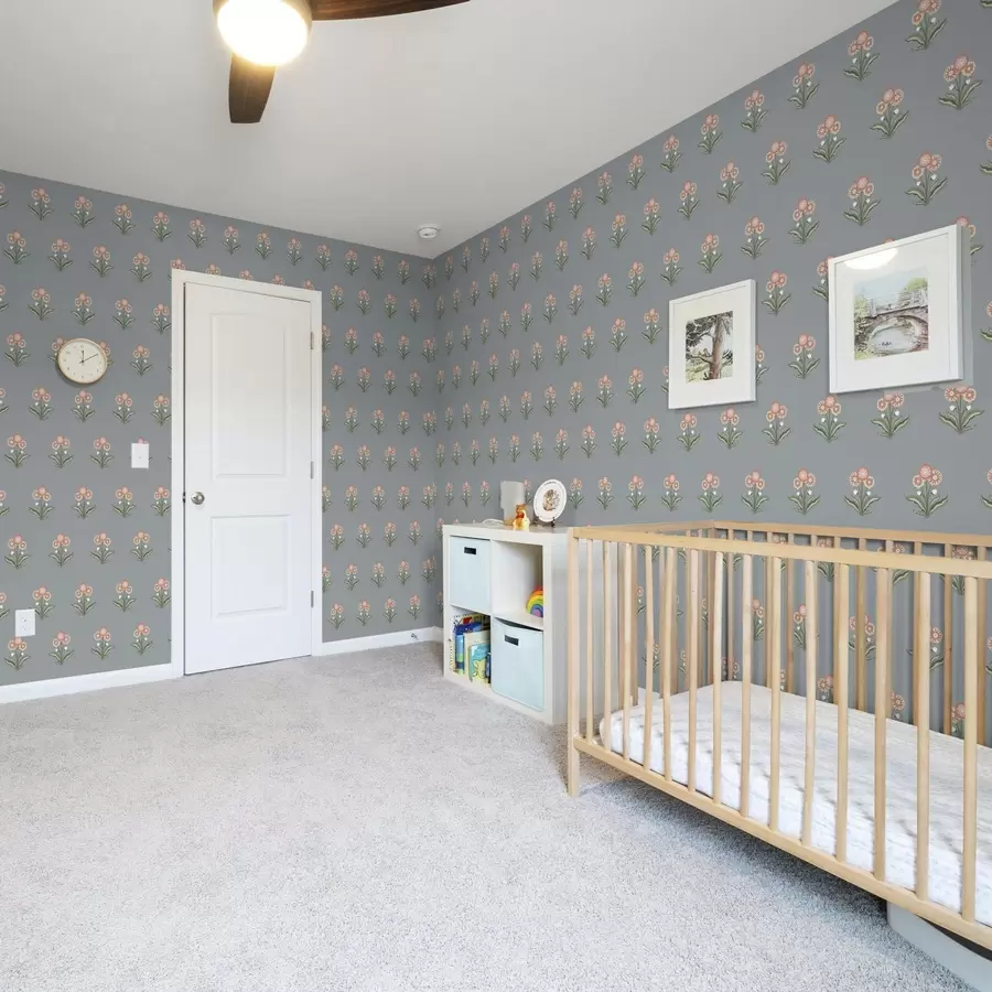 murais de parede Flores estilizadas sobre fundo cinza-azulado, paleta de cores quentes a00494