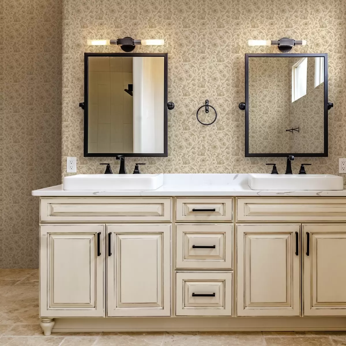 Papel de parede Coelhos e pássaros em um padrão floral a00571