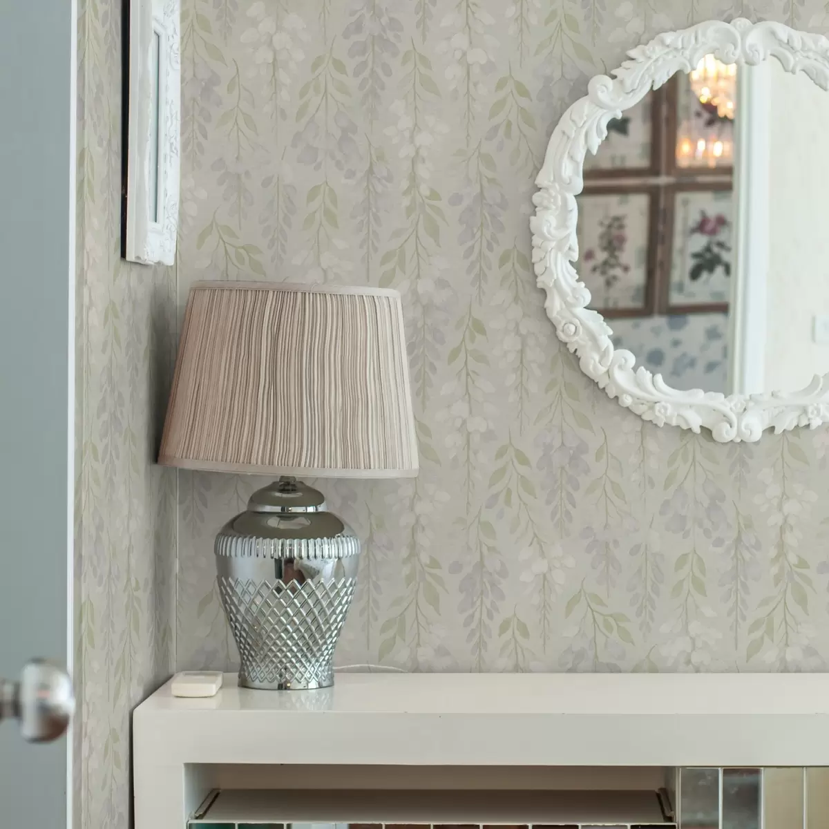 Papel de parede Glicínia lavanda pendente sobre fundo verde menta a00593