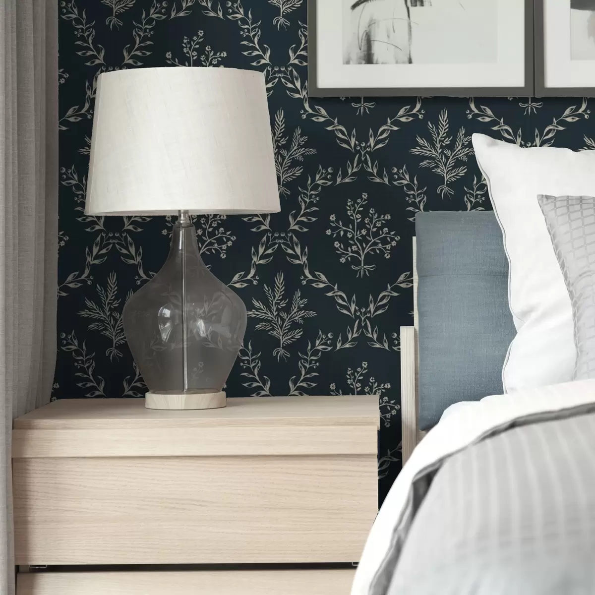 Papel de parede Guirlandas brancas de ervas e flores sobre fundo azul-petróleo escuro a00599v2