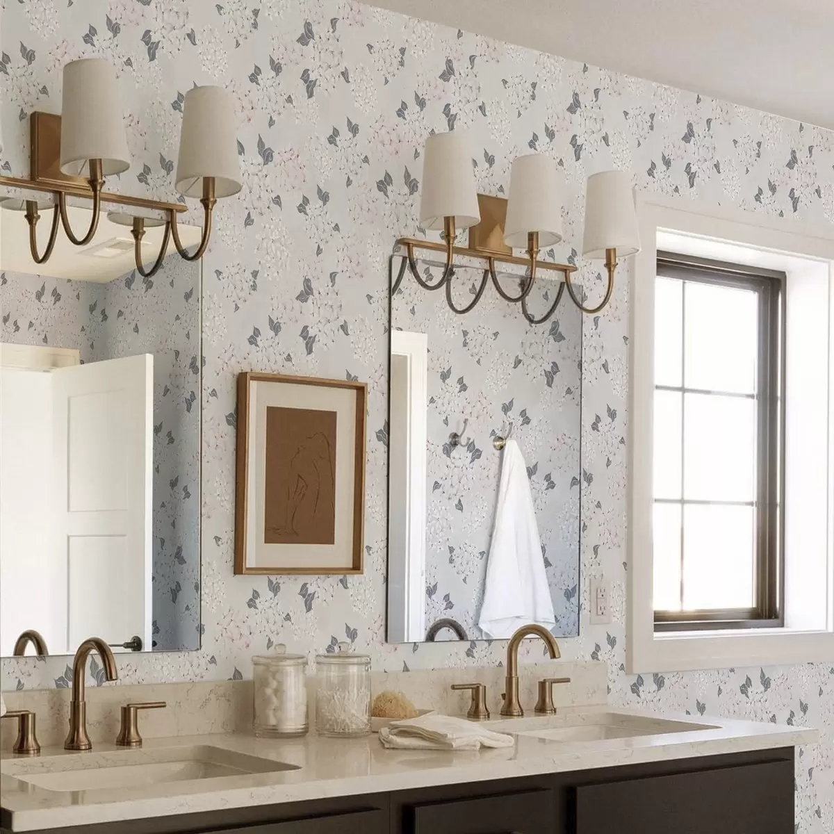 Papel de parede Flores arejadas sobre um fundo claro, tons suaves de rosa-cinza a00600