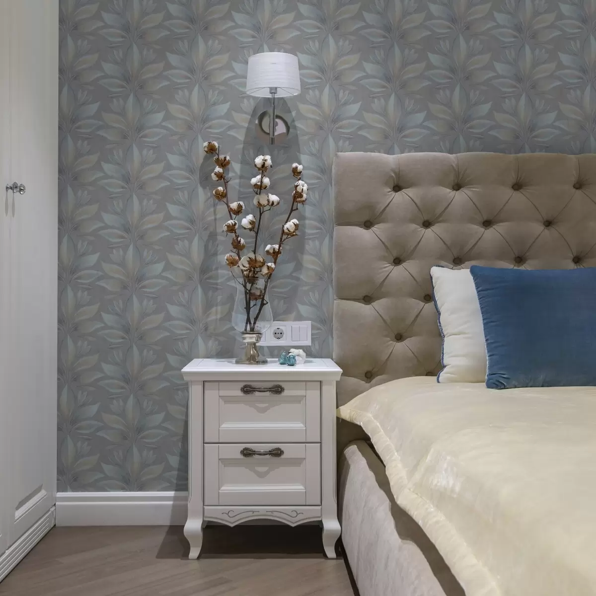 Papel de parede Folhas grandes estilizadas em uma paleta de azul-areia sobre cinza a00601