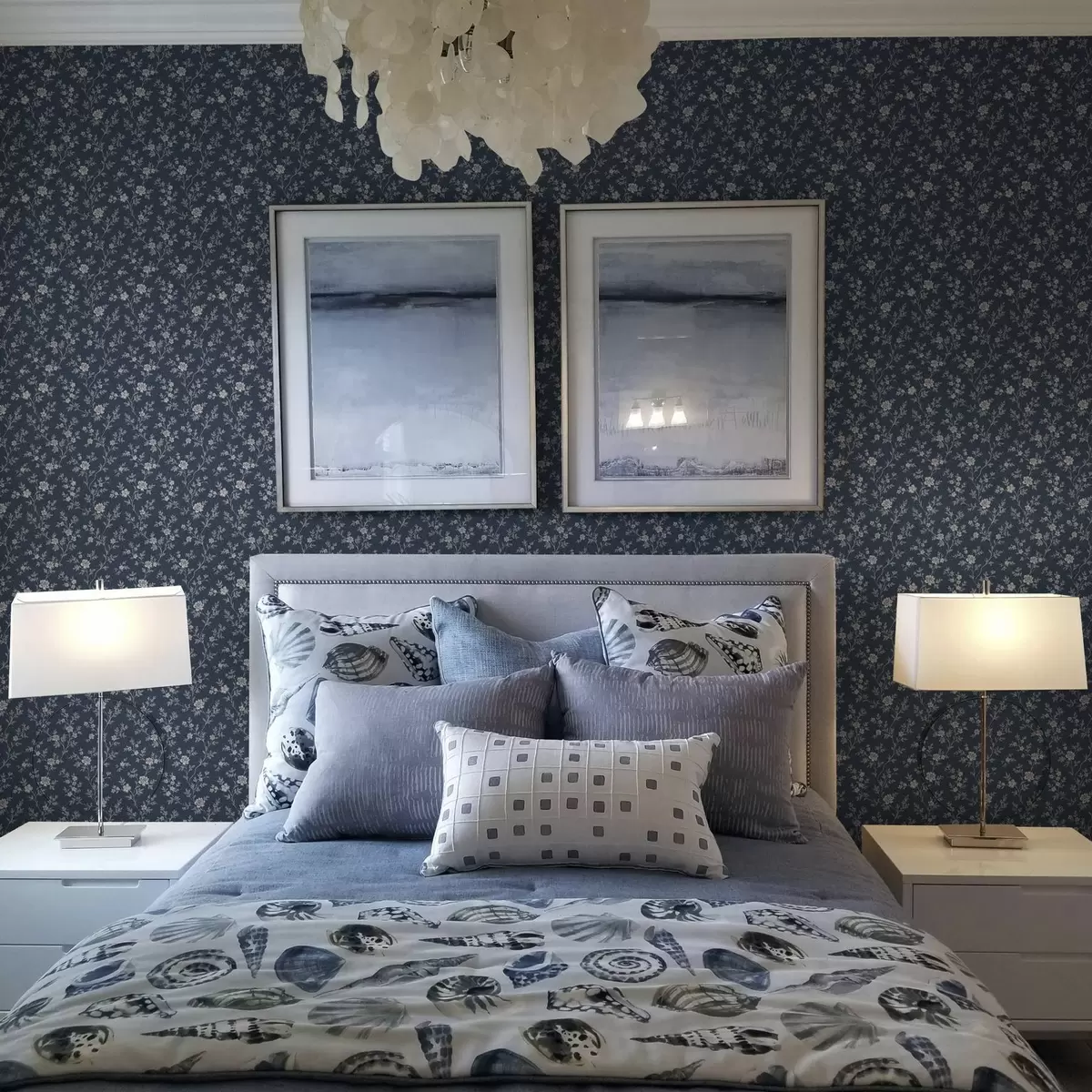 Papel de parede Fundo azul-marinho escuro com finos galhos e flores bege a00612