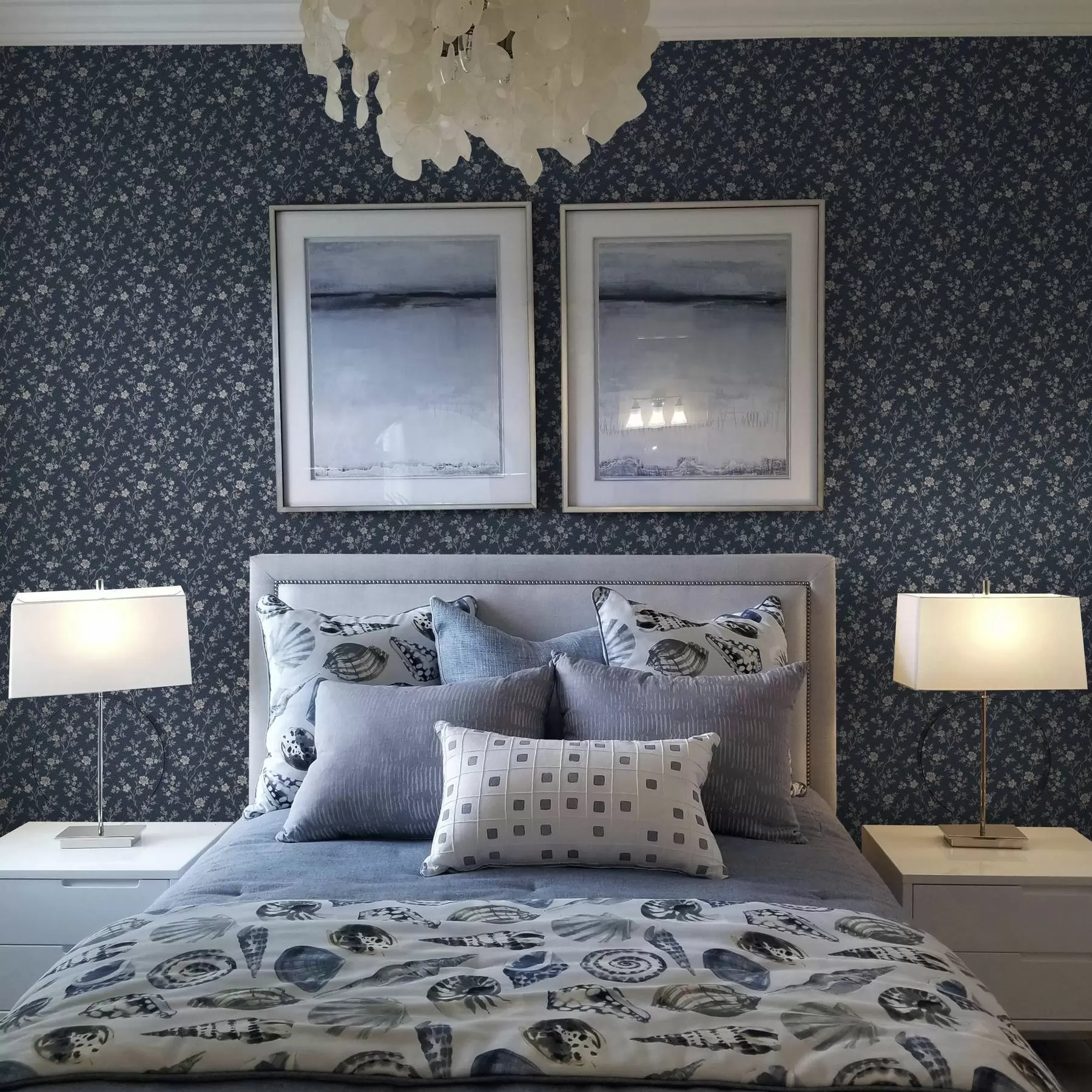 murais de parede Fundo azul-marinho escuro com finos galhos e flores bege a00612