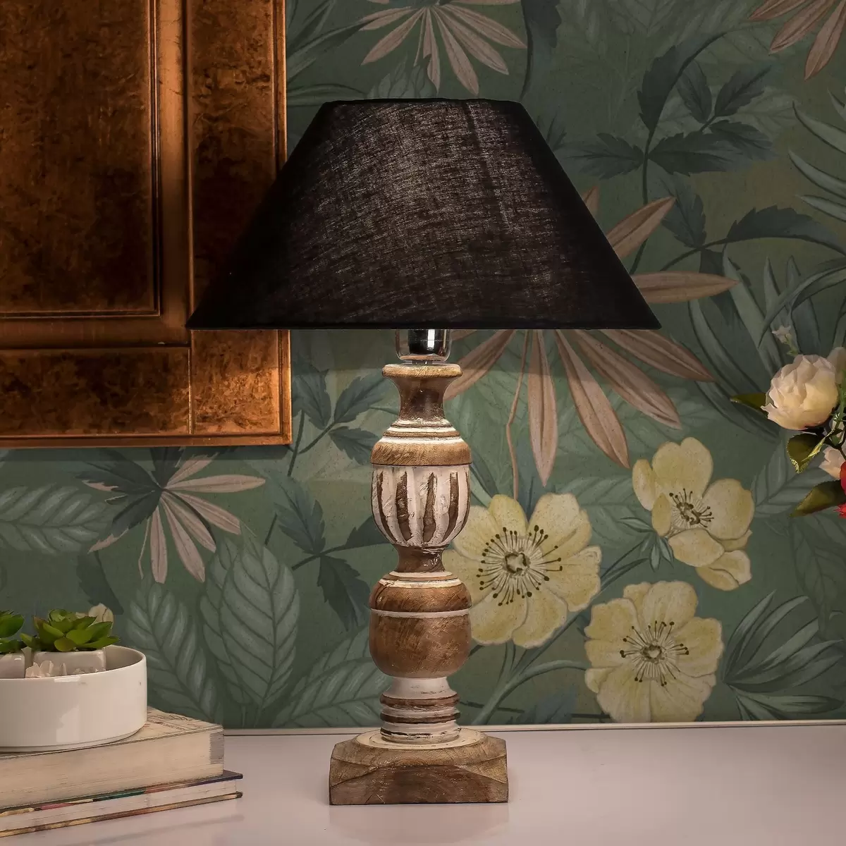 Papel de parede Flores amarelas em meio a uma textura de folhas verdes a00718