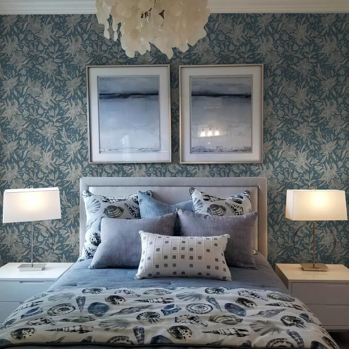 Papel de parede Flores lineares creme sobre fundo azul, delicados arabescos a00630