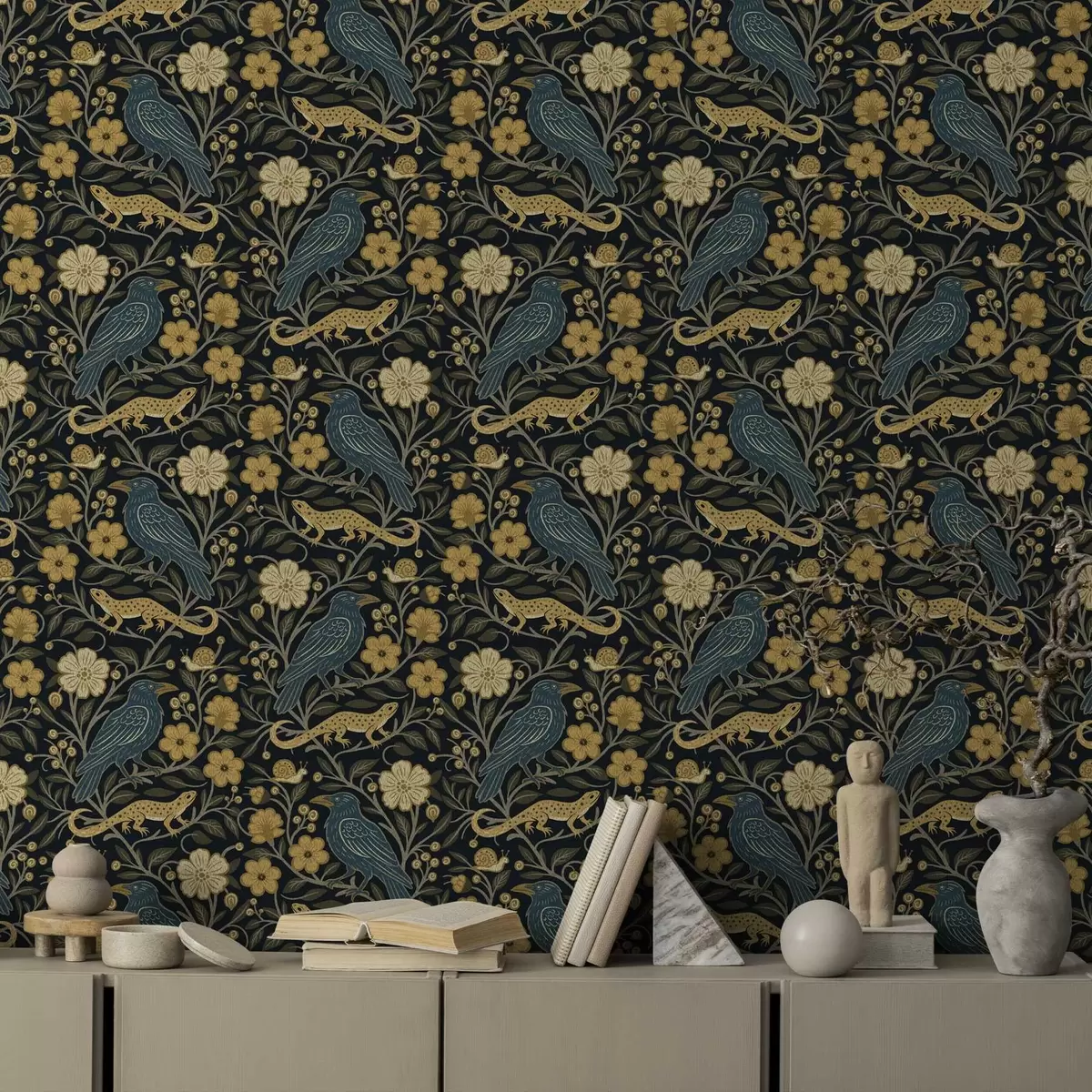 Papel de parede Pássaros, lagartos e caracóis entre flores em um fundo escuro a00691