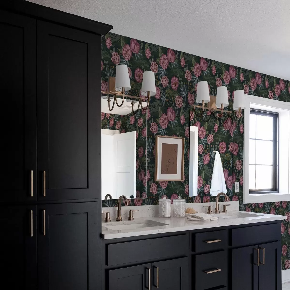 Papel de parede Flora escura com flores e folhas cor-de-rosa, fundo escuro a00724