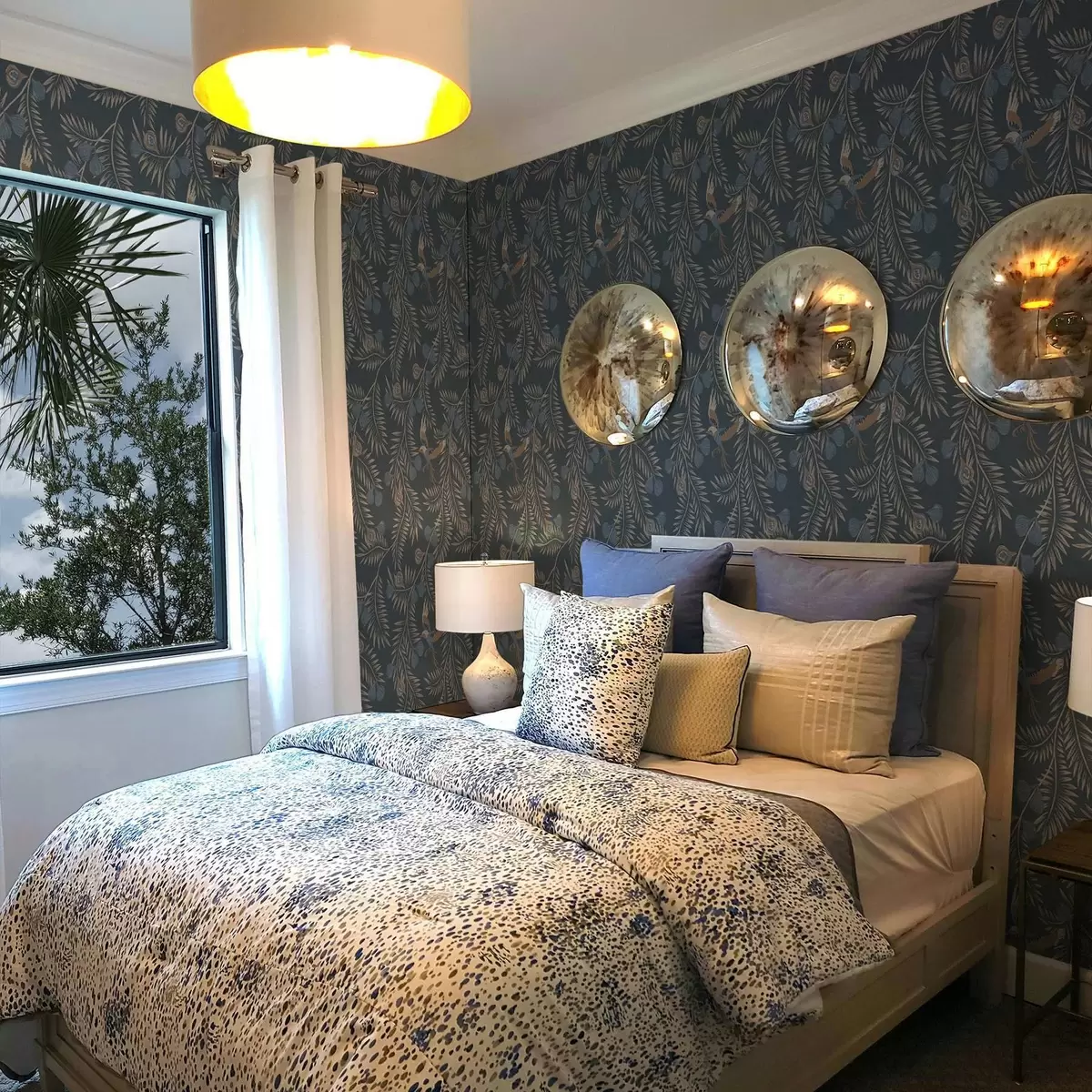 Papel de parede Pássaro entre frutos azuis e folhas de palmeira, índigo a00726