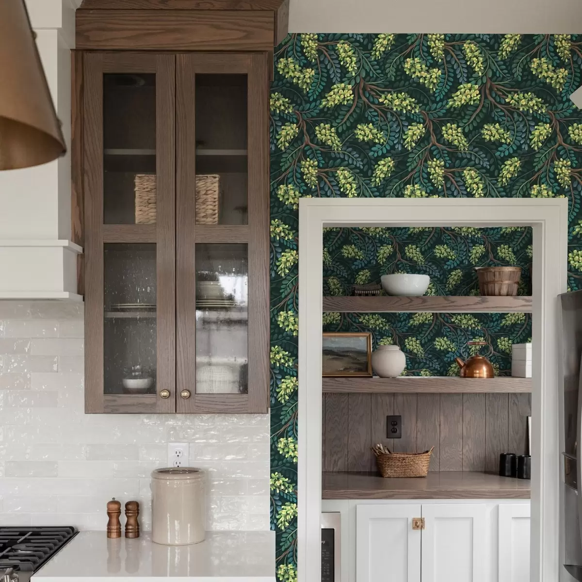 Papel de parede Galhos com inflorescências esverdeadas sobre fundo escuro a00786