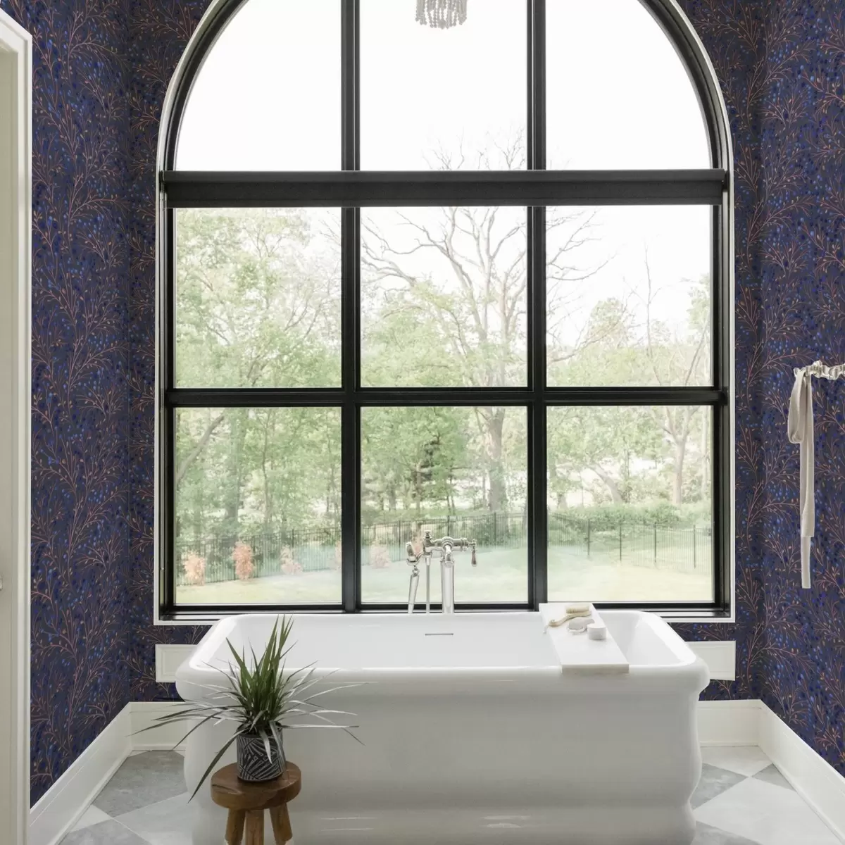 Papel de parede Galhos rosa-acastanhados e bagas azuis sobre fundo grafite a00787