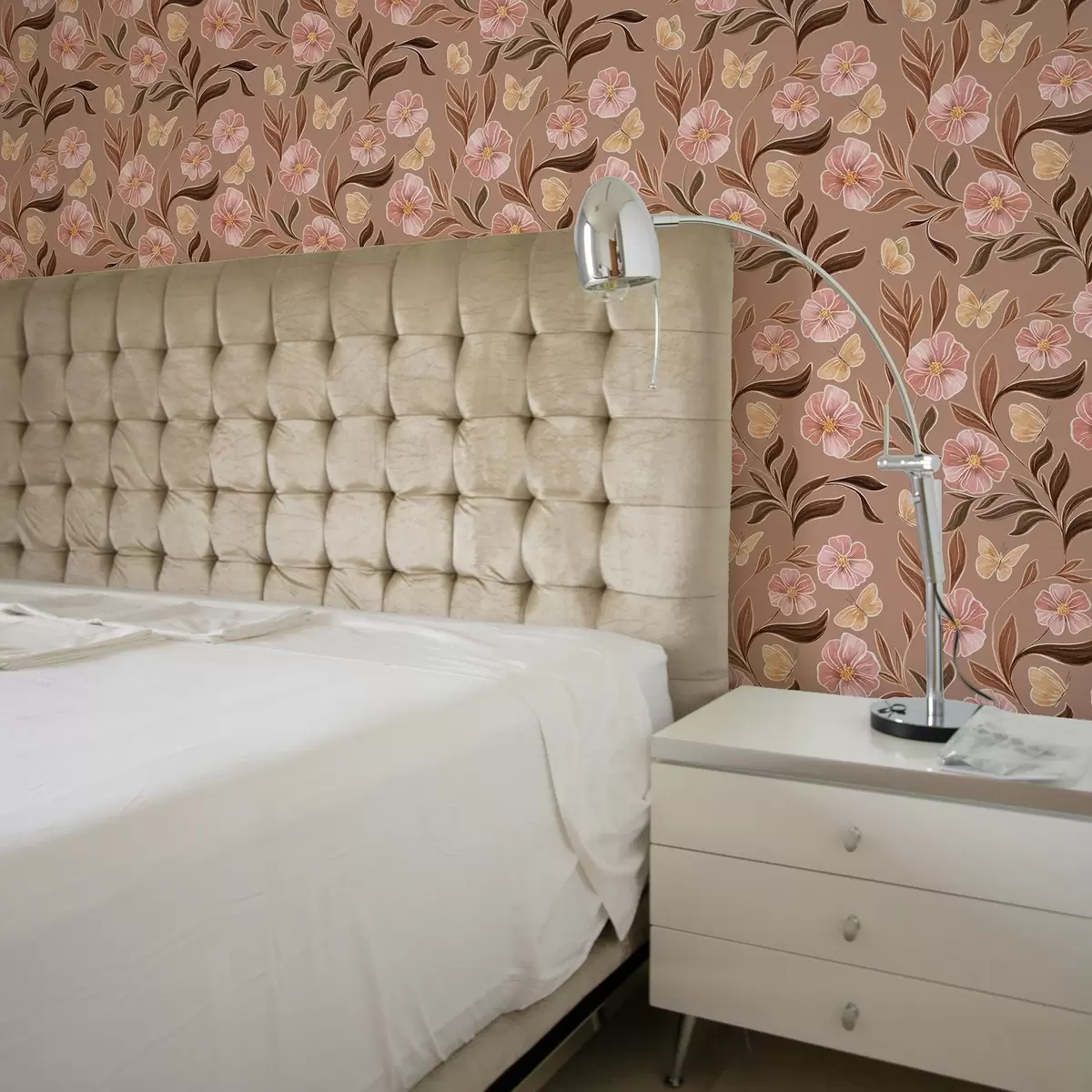 Papel de parede Flores cor-de-rosa e borboletas sobre um fundo castanho quente a00633v1