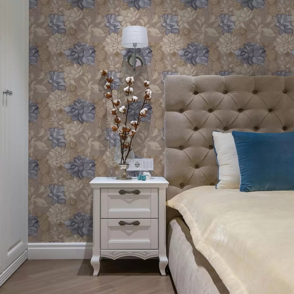Papel de parede Flores creme e azuis sobre um fundo bege quente a00634v1