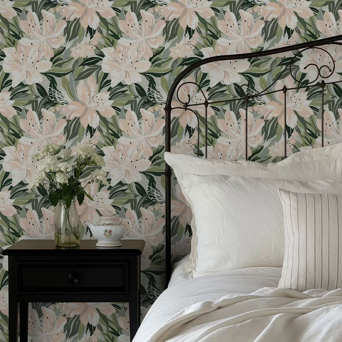 Papel de parede Grandes flores creme sobre fundo verde claro a00646