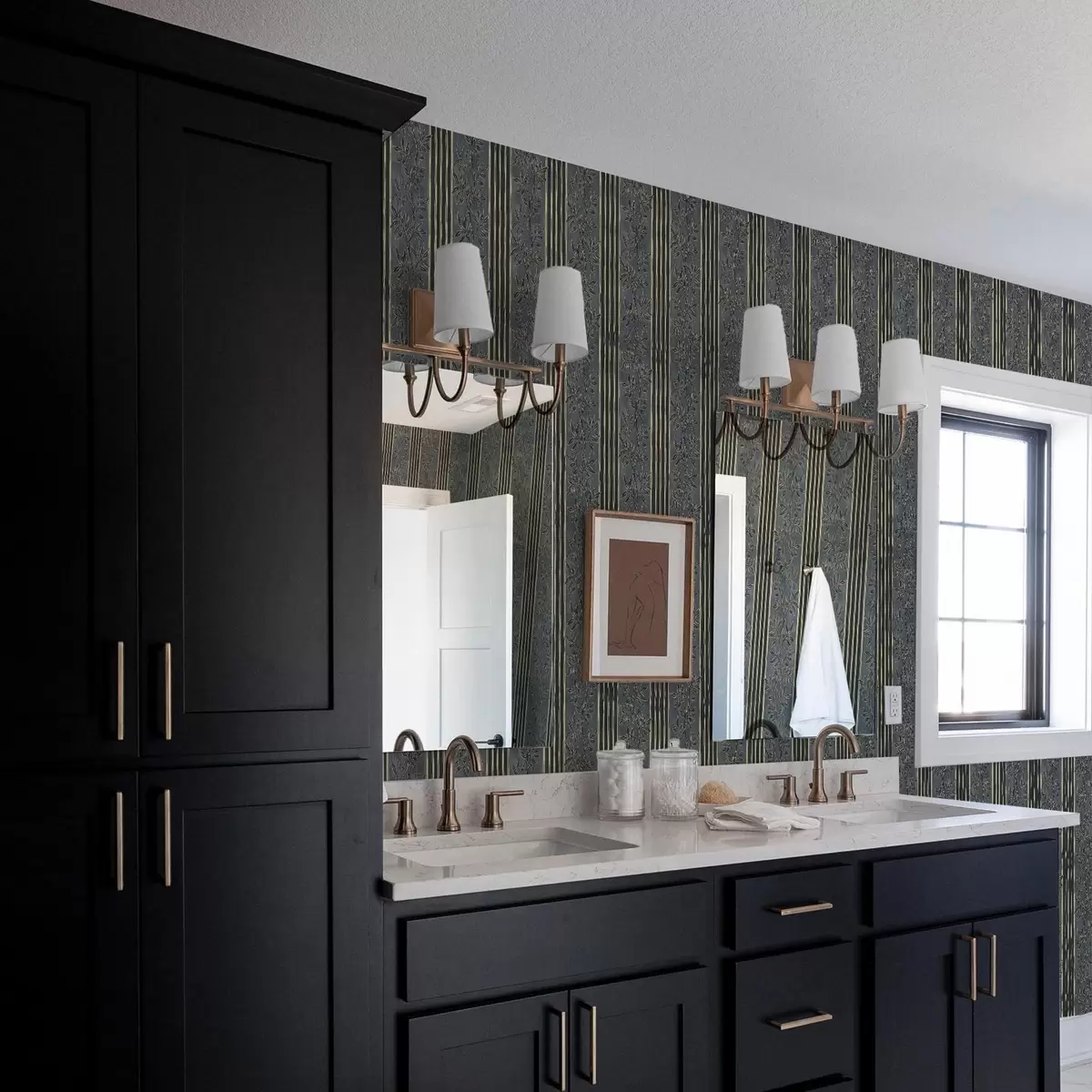 Papel de parede Listras verticais com padrões botânicos em tons escuros a00648