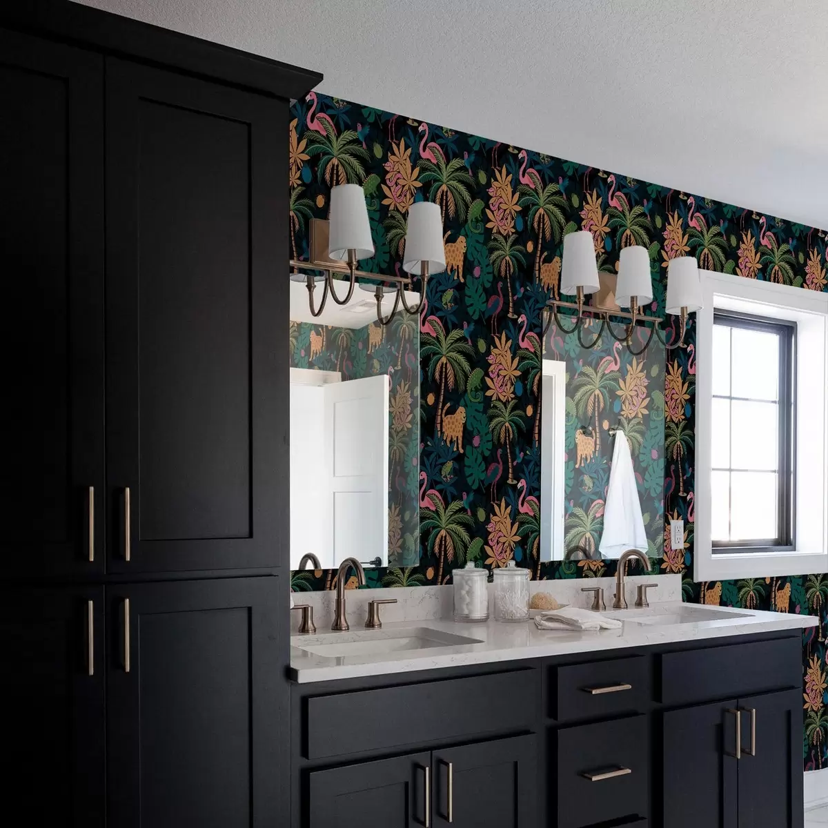 Papel de parede Animais tropicais brilhantes entre folhagens em um fundo escuro a00701