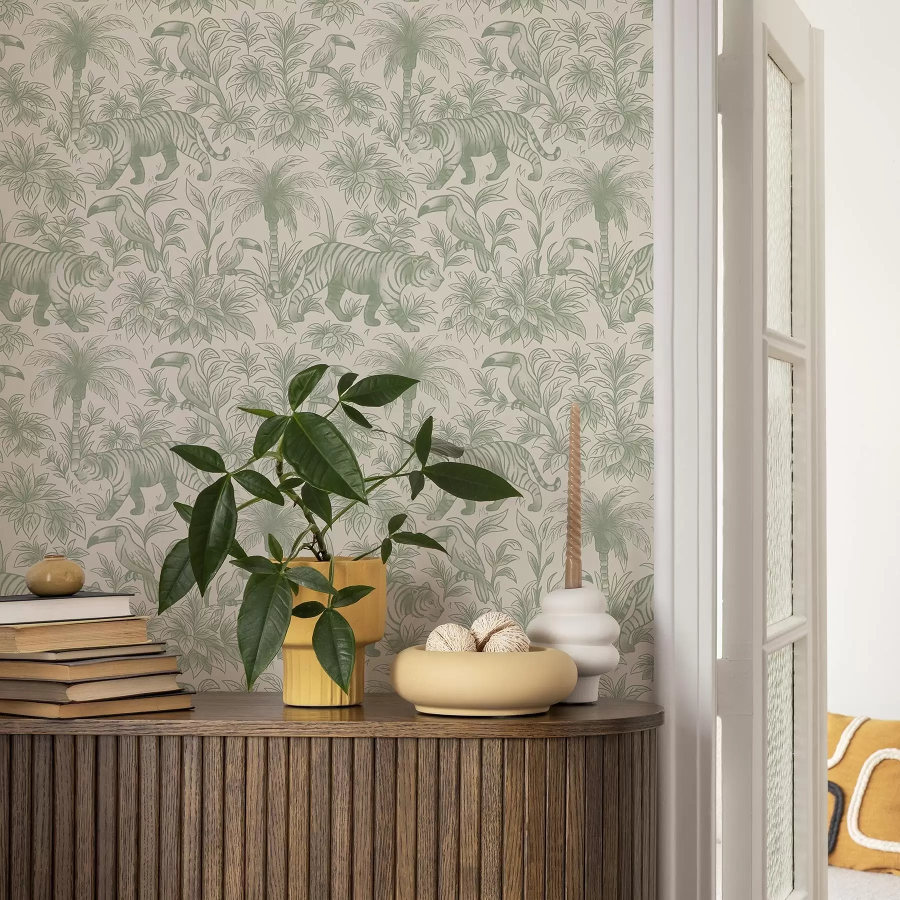 murais de parede Tigres e pássaros tropicais entre palmeiras em um fundo claro a00711