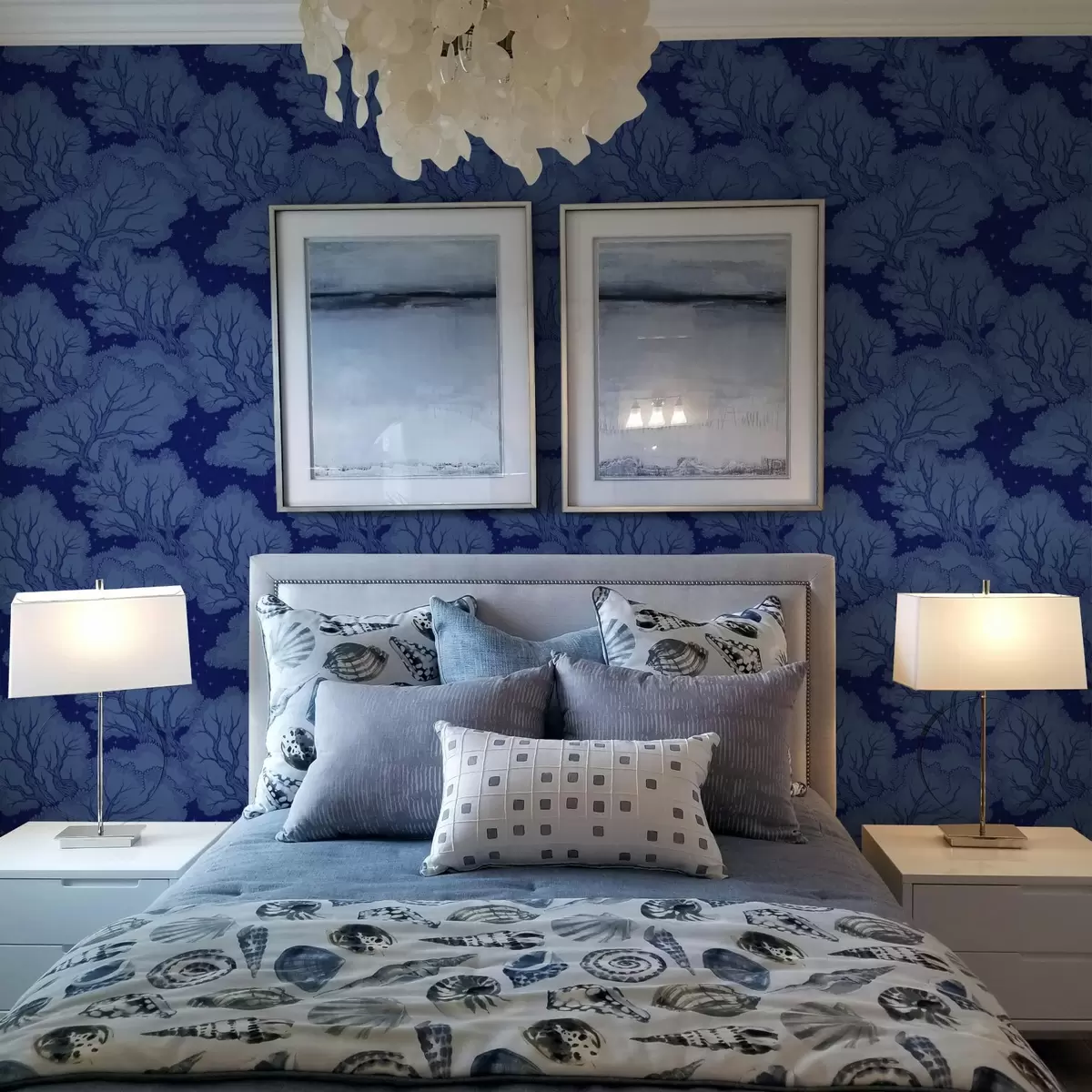 Papel de parede Silhuetas de árvores sob um céu estrelado em tons de azul a00798