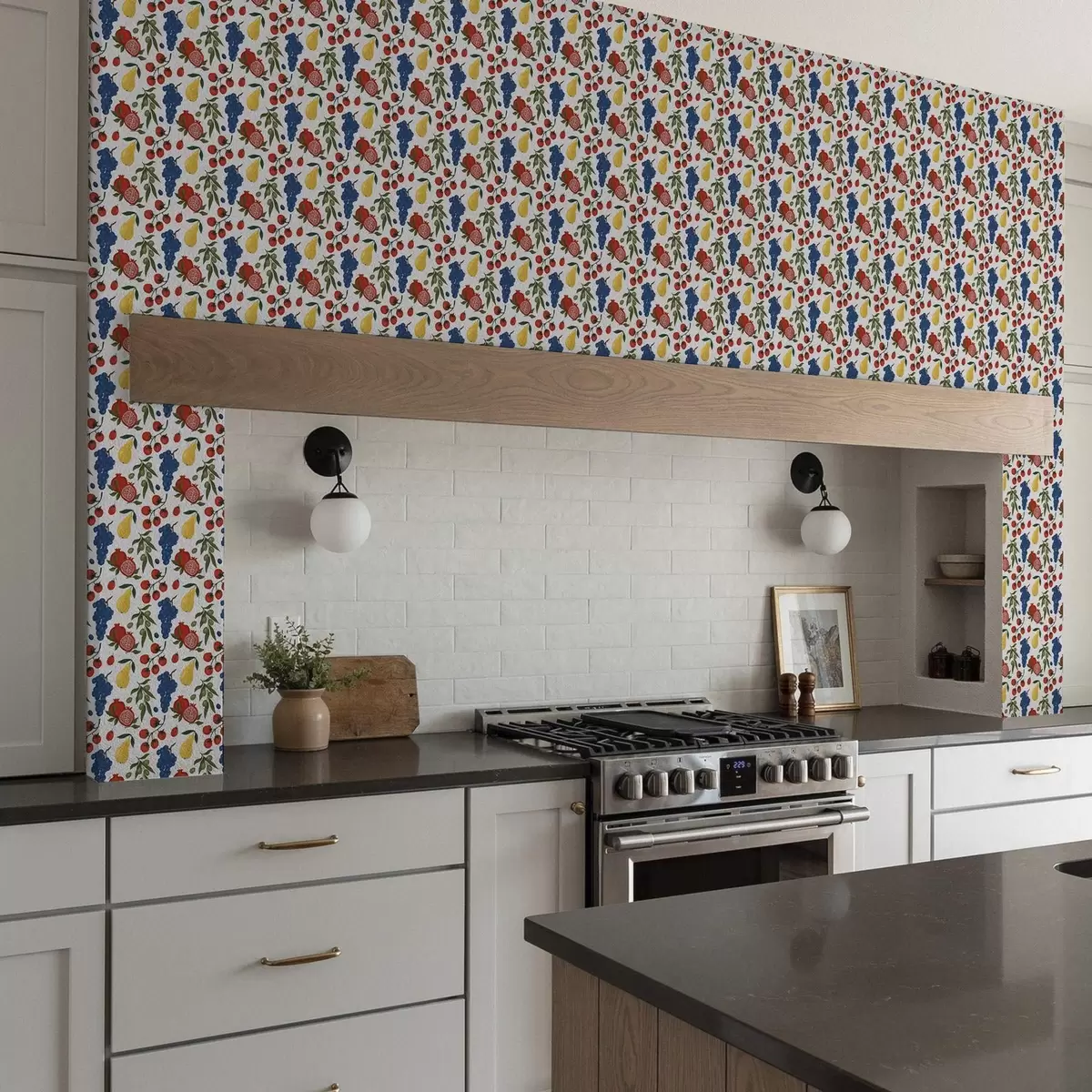 Papel de parede Frutas suculentas: romãs, uvas, peras sobre fundo branco a00801