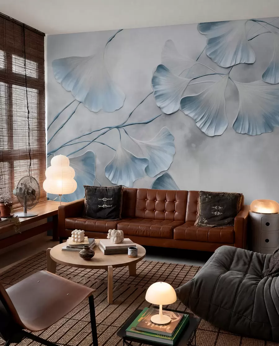 murais de parede Folhas de ginkgo biloba com bordas azuis em um galho, fundo cinza texturizado, design elegante e minimalista w09472v1