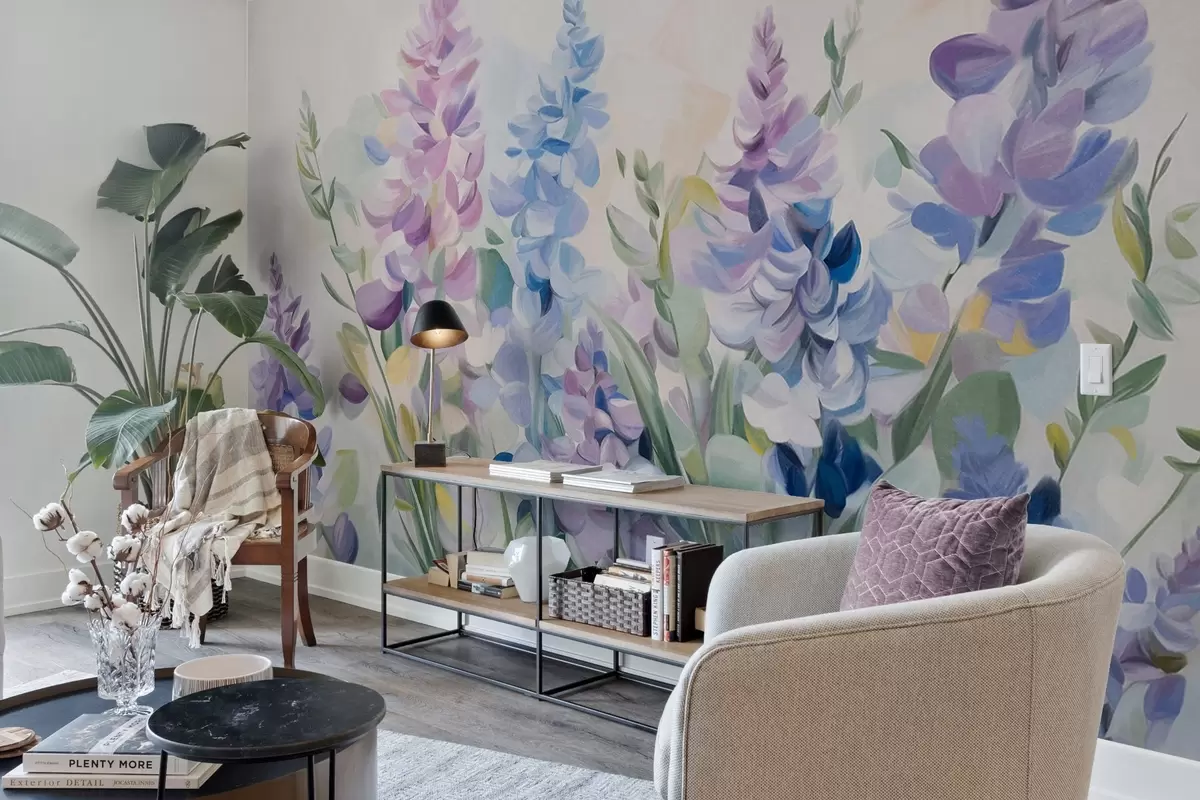 murais de parede Flores roxas e azuis texturizadas com folhas azuis, fundo claro, pinceladas suaves, cores vibrantes w09482