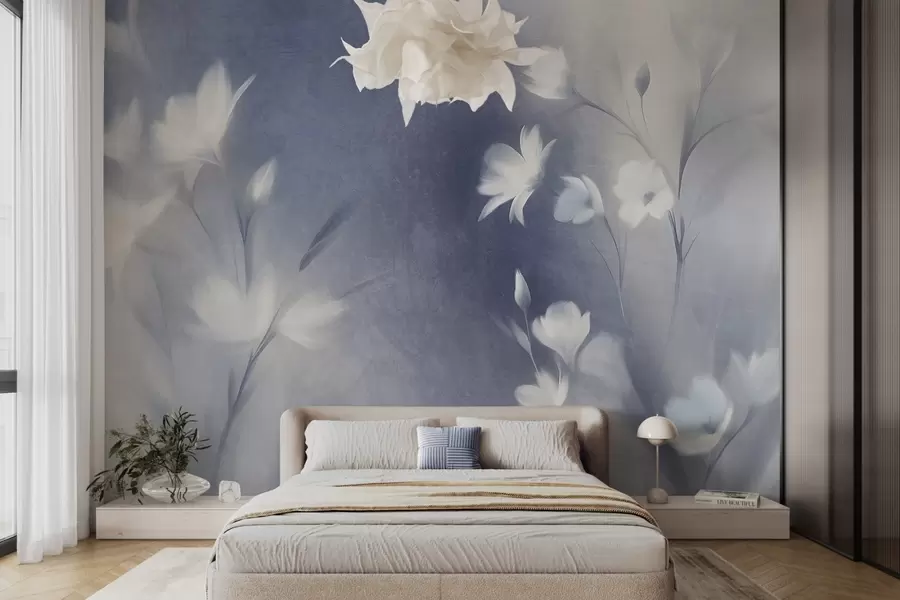 murais de parede Flores brancas texturizadas com hastes longas, botões macios contra um fundo desfocado de tons azuis e brancos w09484