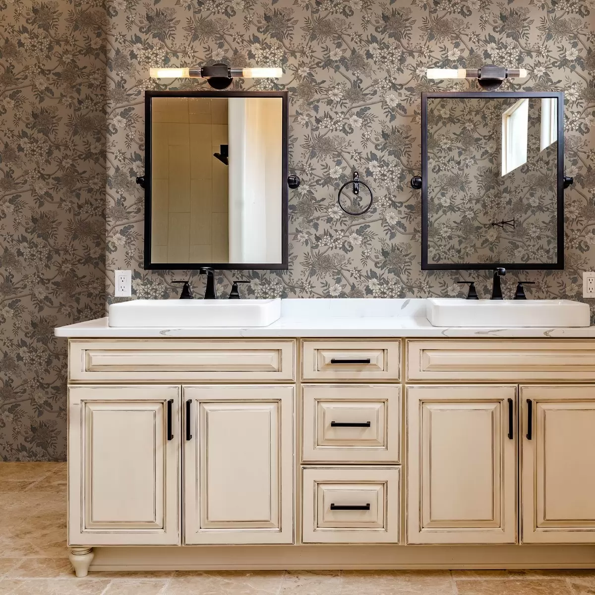 Papel de parede Flores grandes com folhas estampadas sobre um fundo bege quente a00649