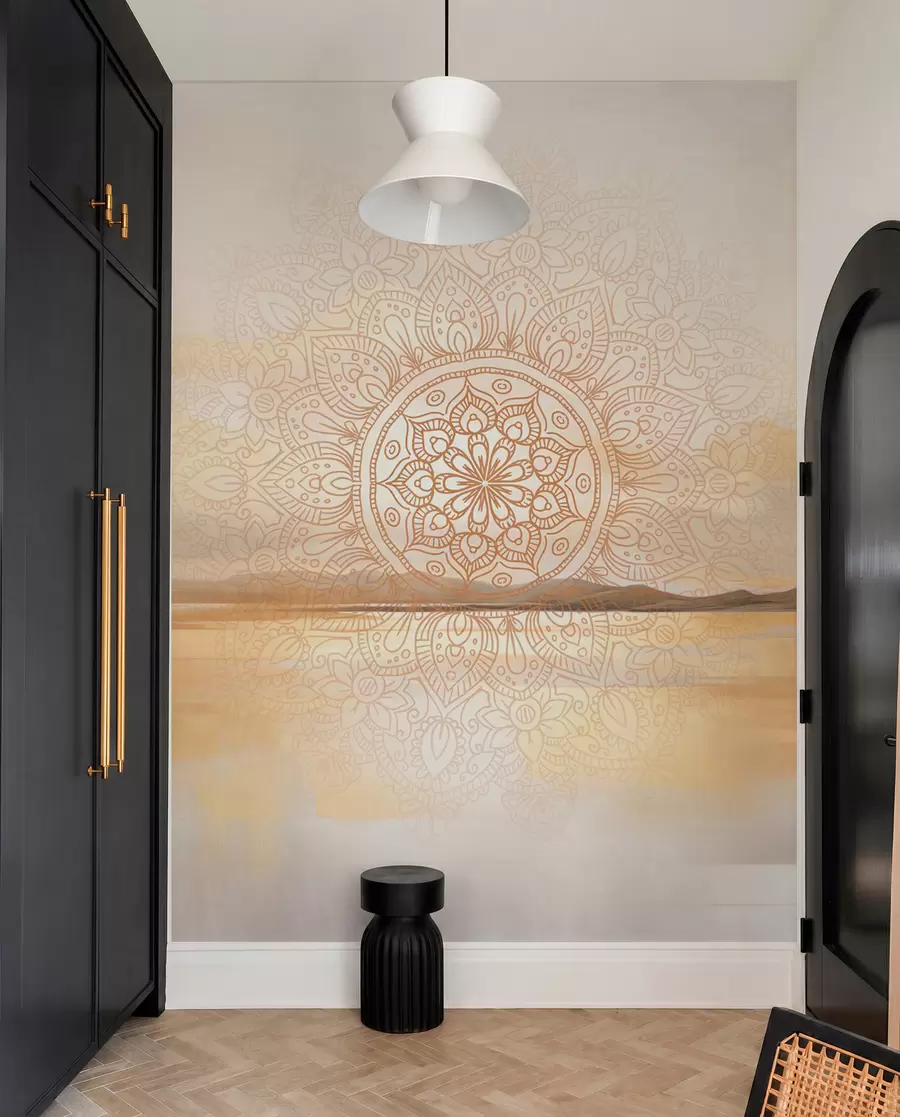 murais de parede Desenho simétrico texturizado de mandala sobrepondo uma paisagem com mar, colinas e céu, em tons pastéis suaves w09491