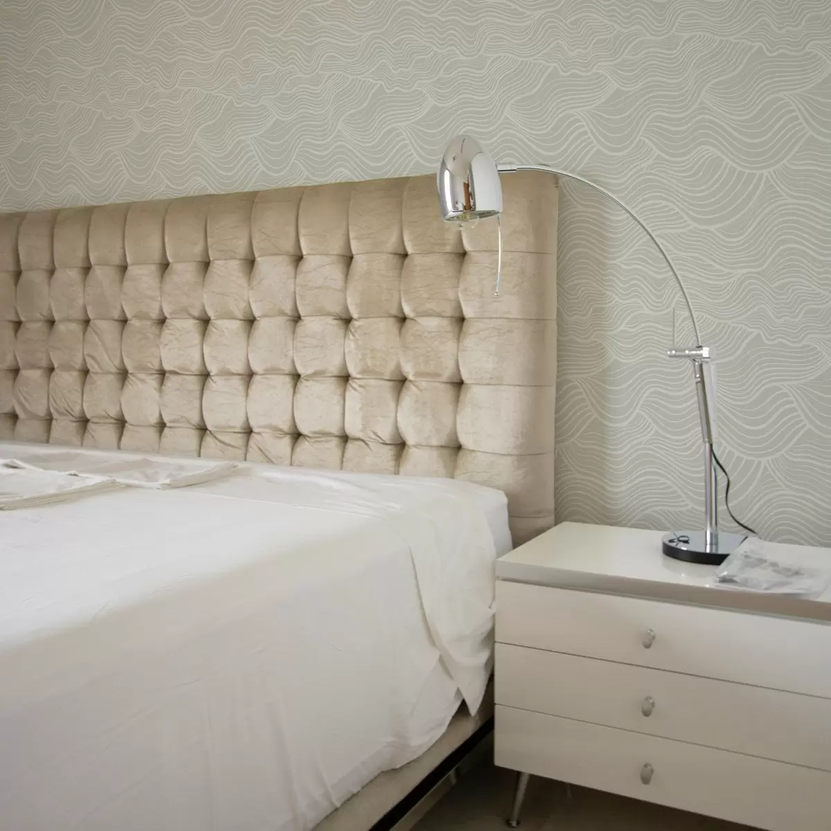 Papel de parede Ondas sobre fundo cinza-oliva com textura de tecido a00681