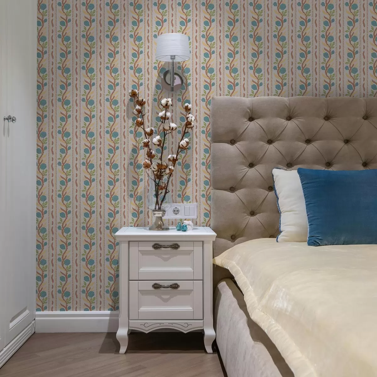 Papel de parede Listras verticais com flores azuis sobre um fundo quente a00816v3