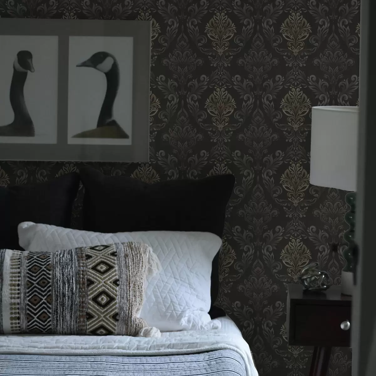 Papel de parede Damasco sobre fundo grafite escuro, detalhes em ocre-oliva a00828v5