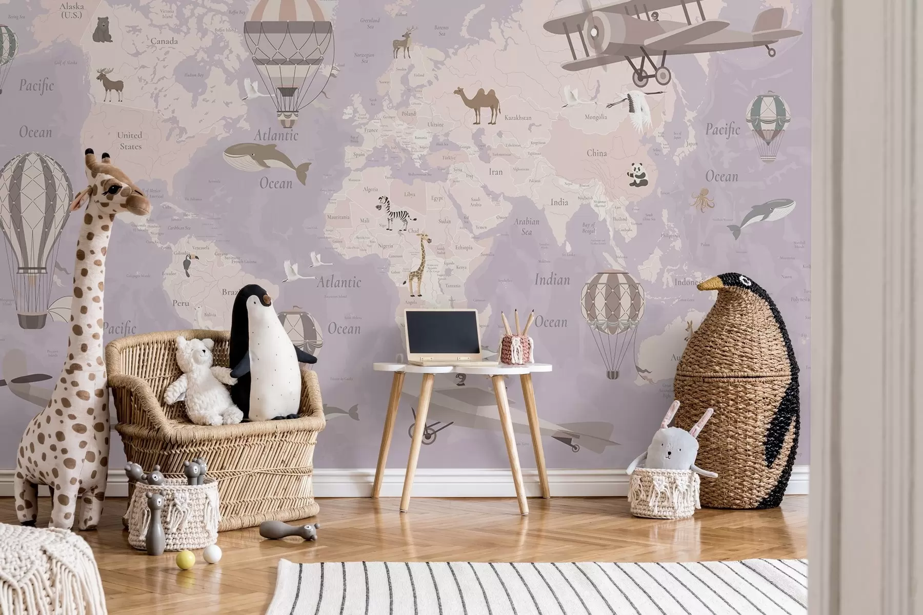 murais de parede Mapa-múndi para crianças com animais, aviões e balões de ar quente. Em inglês. Cor roxa. c00003env4