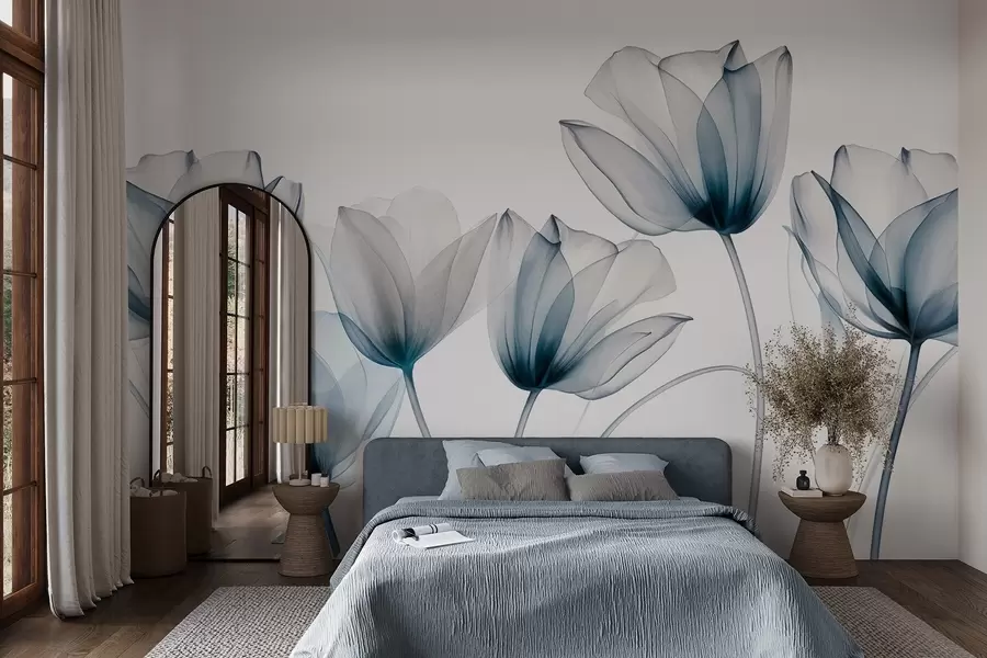 murais de parede Flores de tulipa translúcidas azuis e brancas com hastes longas, contra um fundo claro, arte floral delicada e texturizada w09538