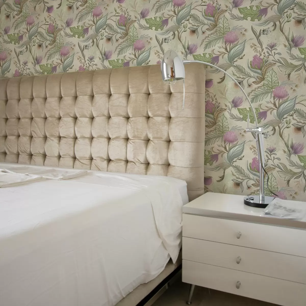 Papel de parede Botões lilás e folhagem suave sobre fundo creme a00930v2