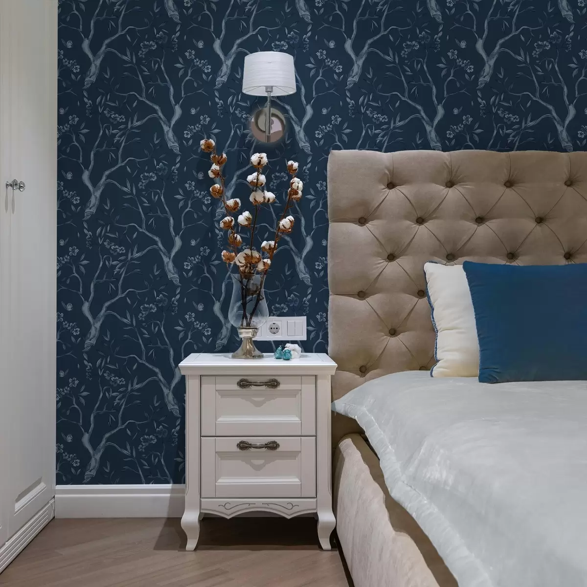 Papel de parede Galhos com flores azuis e borboletas sobre um fundo escuro a00951v1