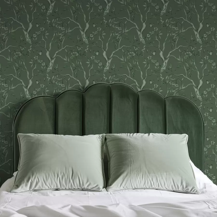 murais de parede Galhos verdes floridos com borboletas em um fundo escuro a00951v3