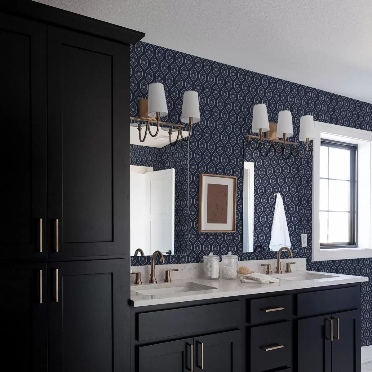 Papel de parede Motivos contrastantes de gotículas com uma flor sobre um fundo azul-marinho escuro a00977v1