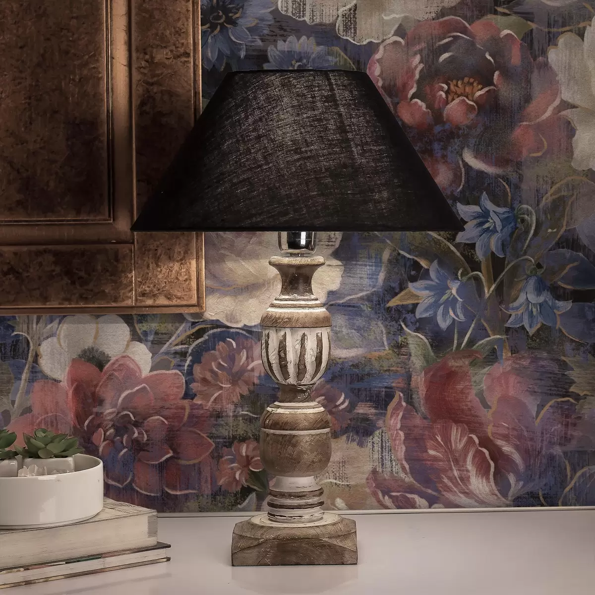 Papel de parede Buquê pictórico de flores grandes sobre fundo índigo profundo a01021