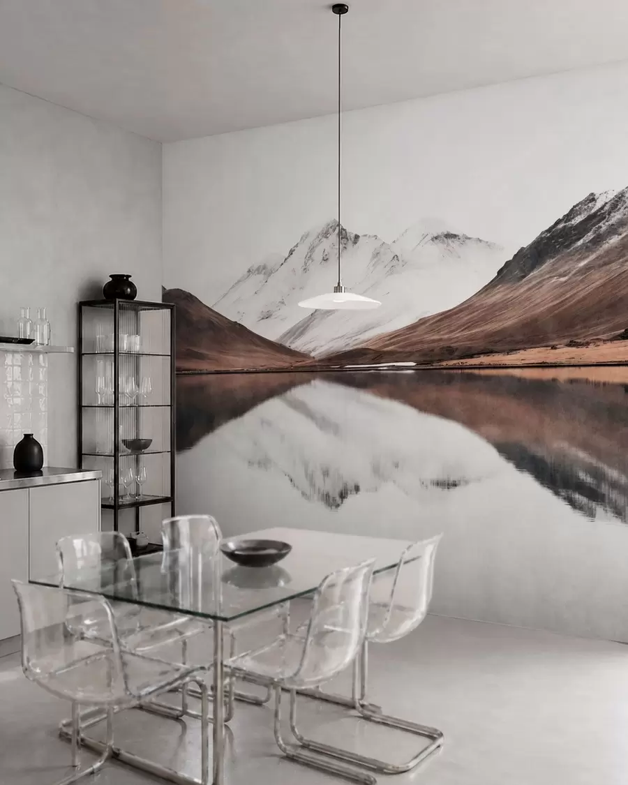 murais de parede Picos de montanhas cobertos de neve e um lago calmo com um reflexo que parece um espelho w05816
