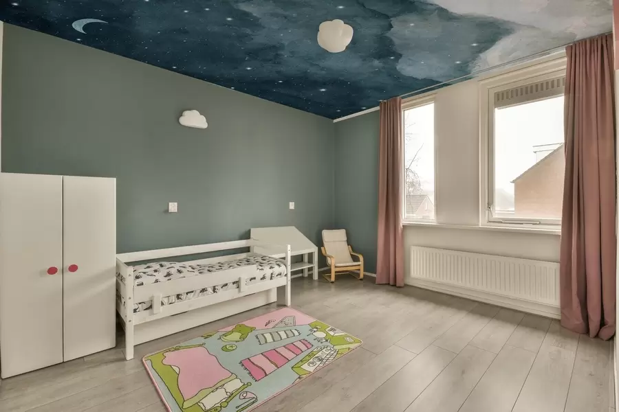 murais de parede Pintura a aguarela do céu noturno com lua crescente e estrelas brilhantes em tons de azul u96076v2